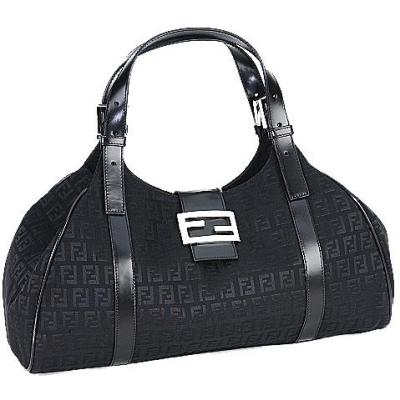 Черная сумка от Fendi