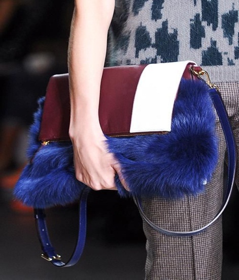 Меховая синяя сумка, модный показ 2015