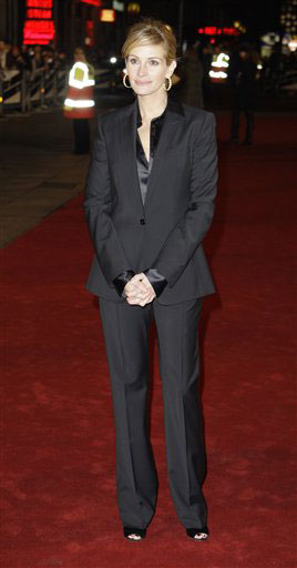 Джулия Робертс в черном брючном костюме